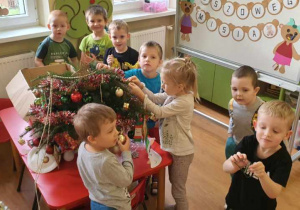 Dzieci podczas ubierania stroika świątecznego.